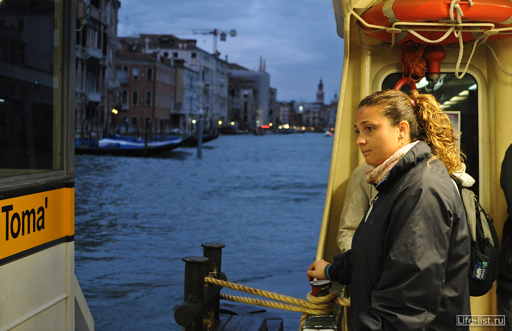 Девушка швартовщик в Венеции