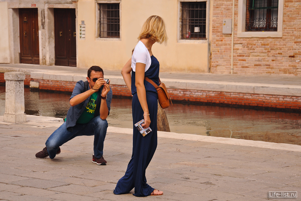 Туристы фотографируются в Венеции