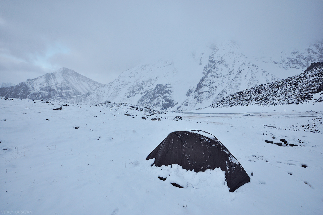 снег в долине семи озер в июле Алтай