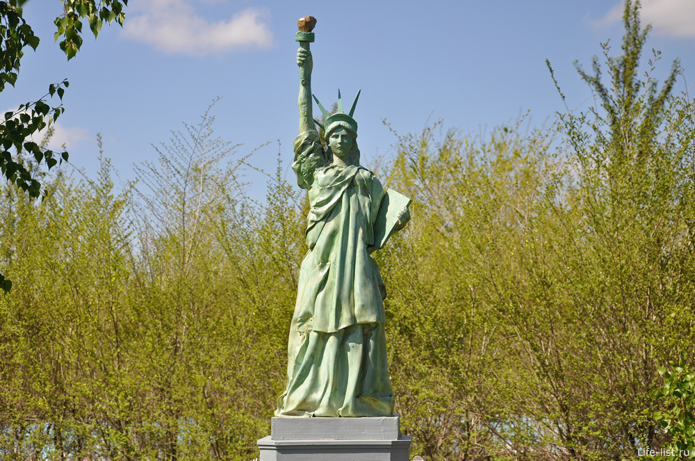 Статуя свободы в парке миниатюр