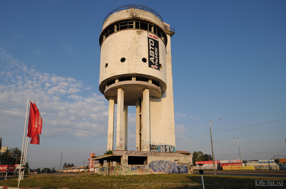 Белая башня водонапорная в Екатеринбурге