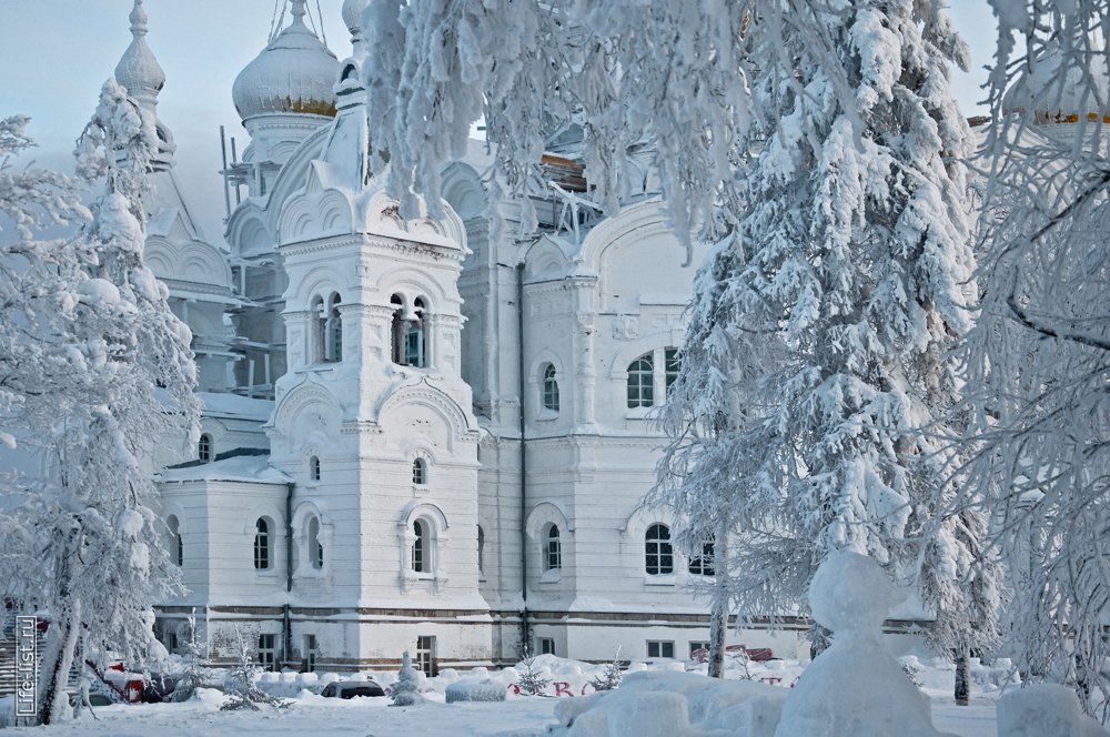 Белогорский мужской монастырь зимой собор