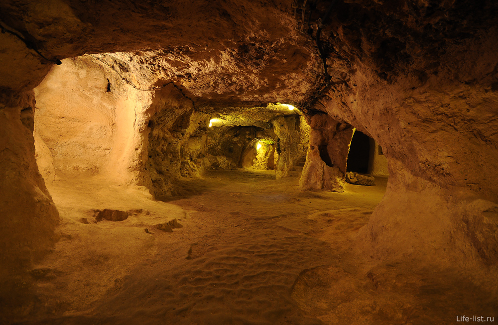 Подземные помещения в городе под землей Каппадокия