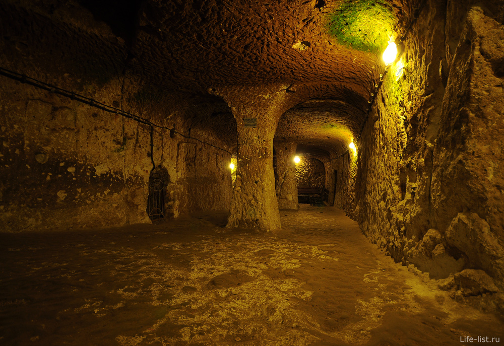 Подземный зал в городе Деринкую Турция