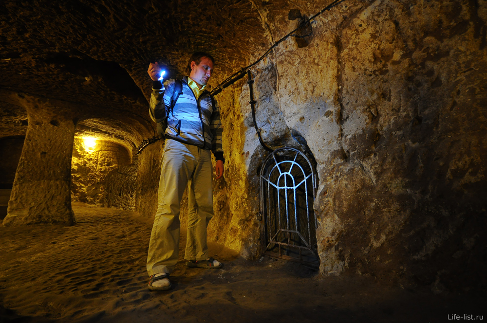 Парень решетка на входе подземного города в Каппадокии