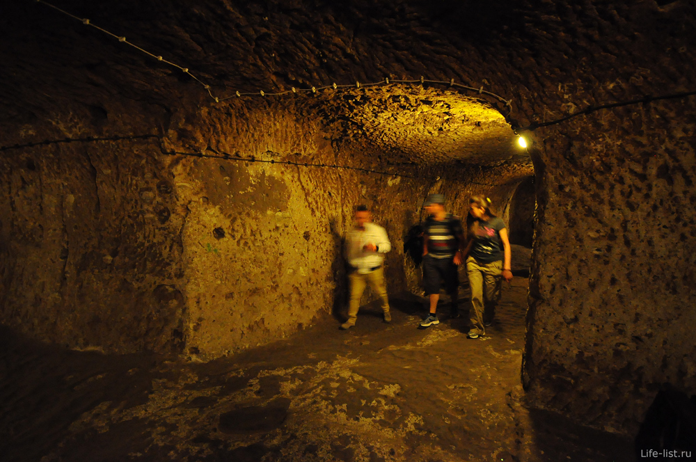 Туристы в подземном городе Каппадокии