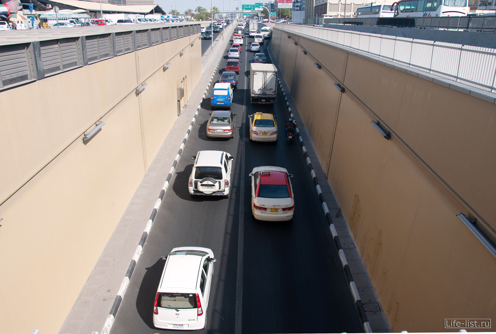 Дубай поток автомобилей в тоннеле