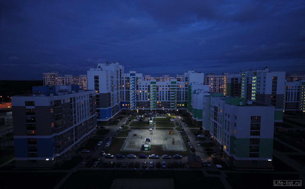 Микрорайон Академический двор с высоты Екатеринбург вечернее фото