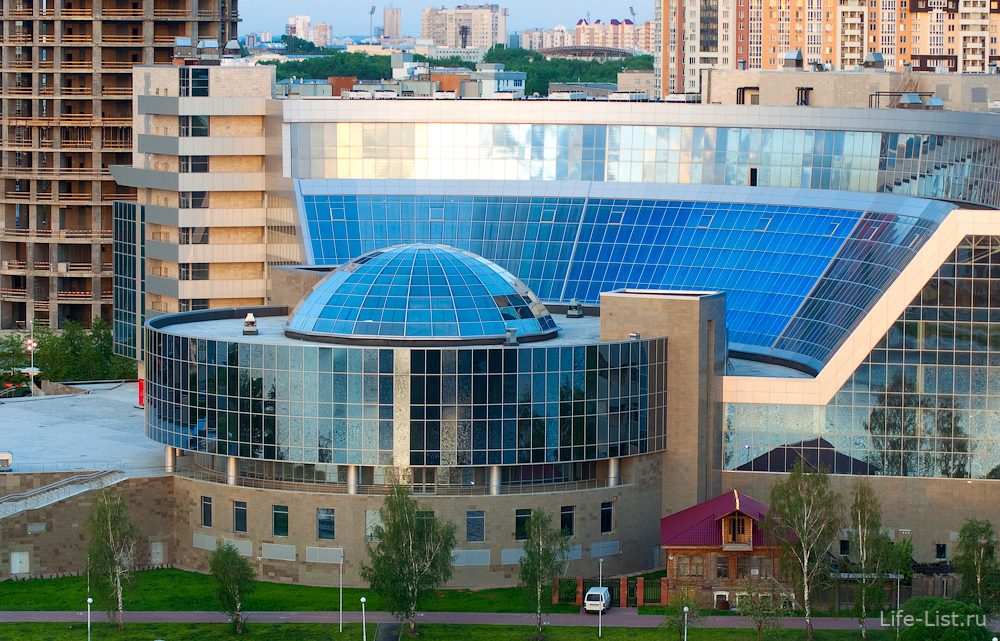 Президентский центр Демидов и одноэтажный памятник архитектуры дом Гайдара