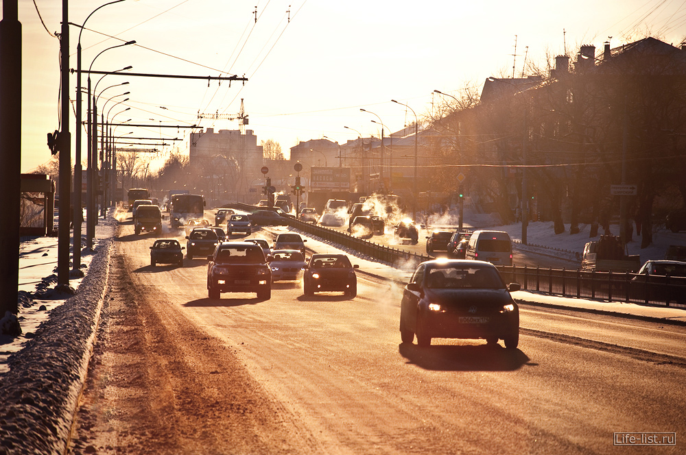 Мороз автомобили едут по дороге Екатеринбург