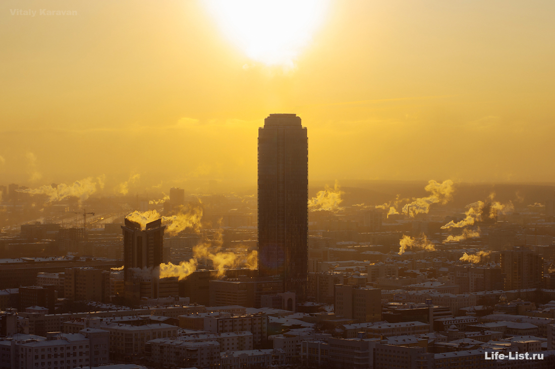 Екатеринбург с высоты небоскреб Высоцкий в лучах солнца фото Виталия Каравана