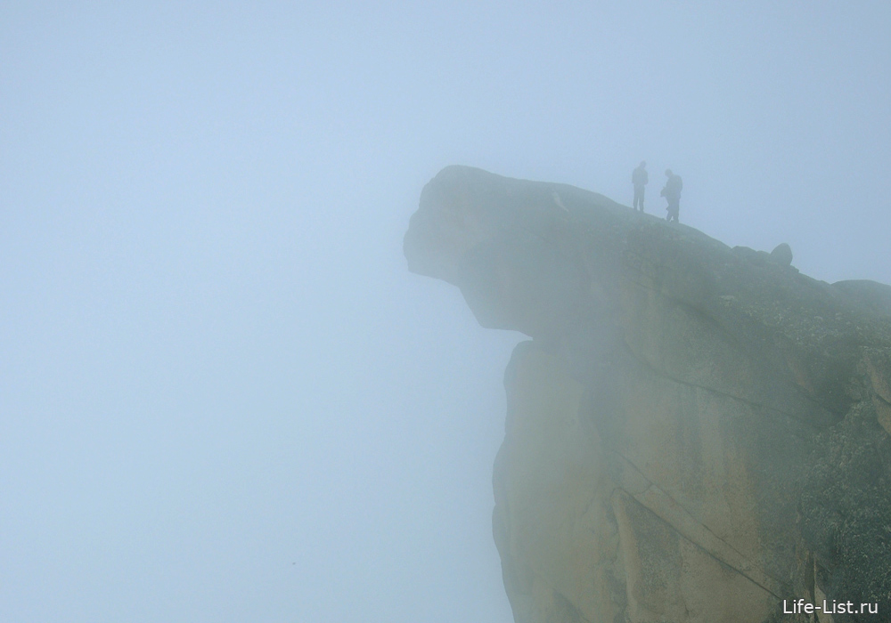 Пик зуб дракона в тумане Ергаки фото