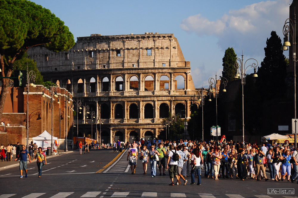 Rome  Рим туристы возле Колизея фото