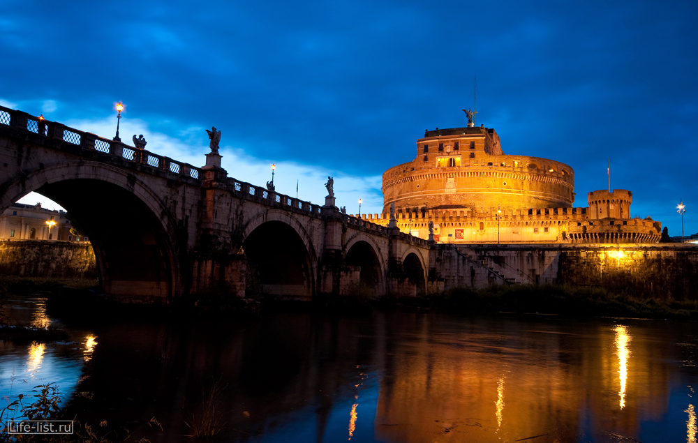 вид с реки Тибр на замок Ангела Castel Sant'Angelo красивое фото