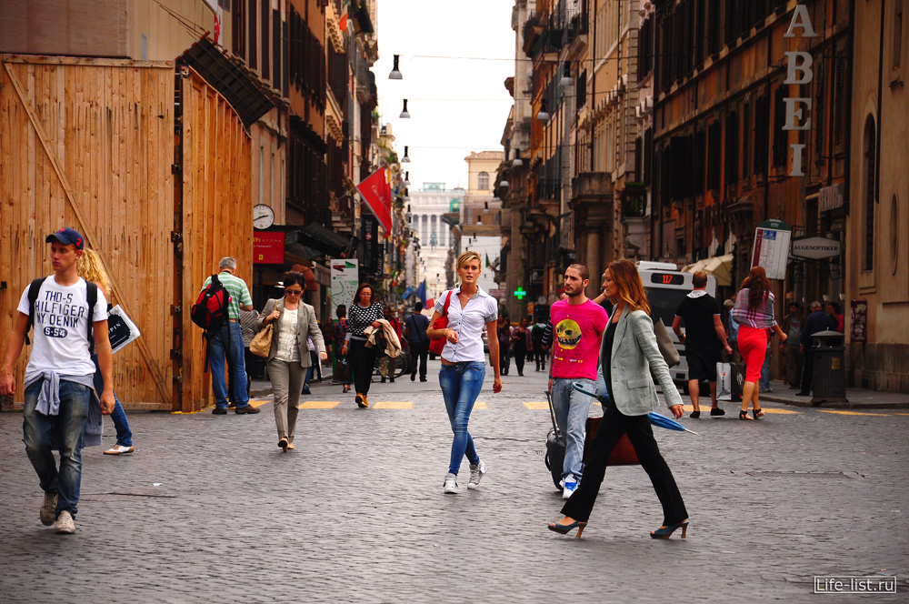 Улицы Рима люди спешат Rome фото