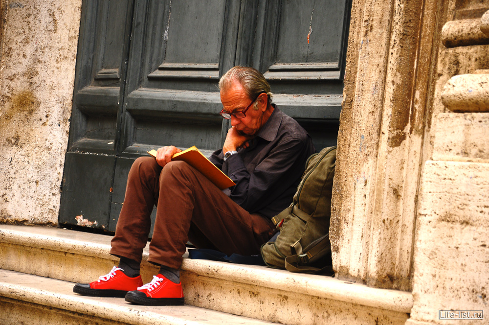 Мужчина путник читает книгу в красных кедах фото foto by Karavan