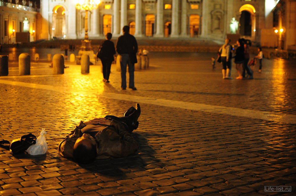 Площадь св. Петра Ватикана вечер мужчина лежит фото by Karavan