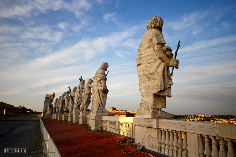 Скульптуры на площади Ватикана вид сбоку 