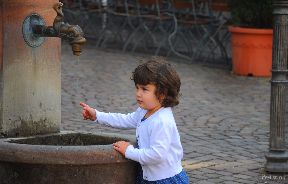 девочка у фонтанчика с водой Франкфурт германия Foto by Karavan