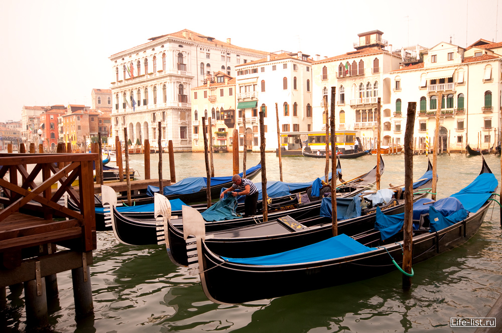 Гондолы на причале Венеция фото Виталий Караван
