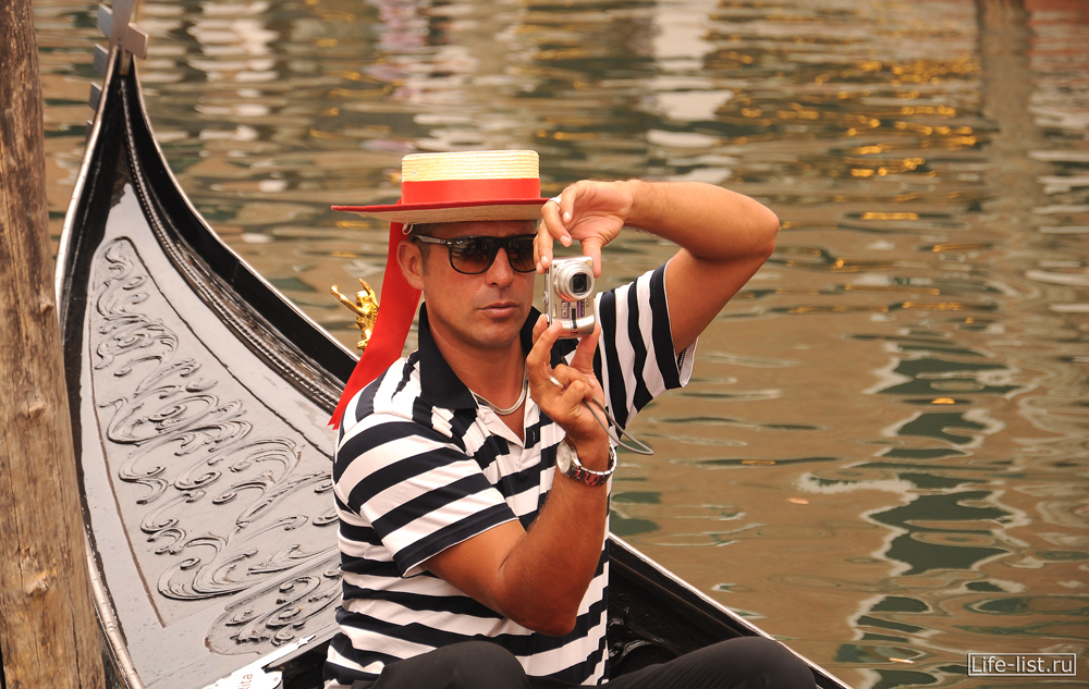 Гондольер фотографирует туристов Проза Венеции фото Виталий Караван