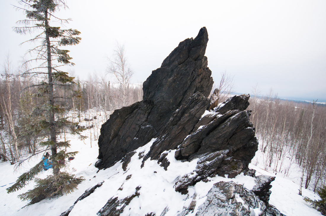 Фото скала черный палец на горе Караульная Первоуральск