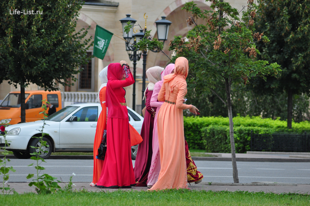 женщины на улице в национальных одеждах Грозный