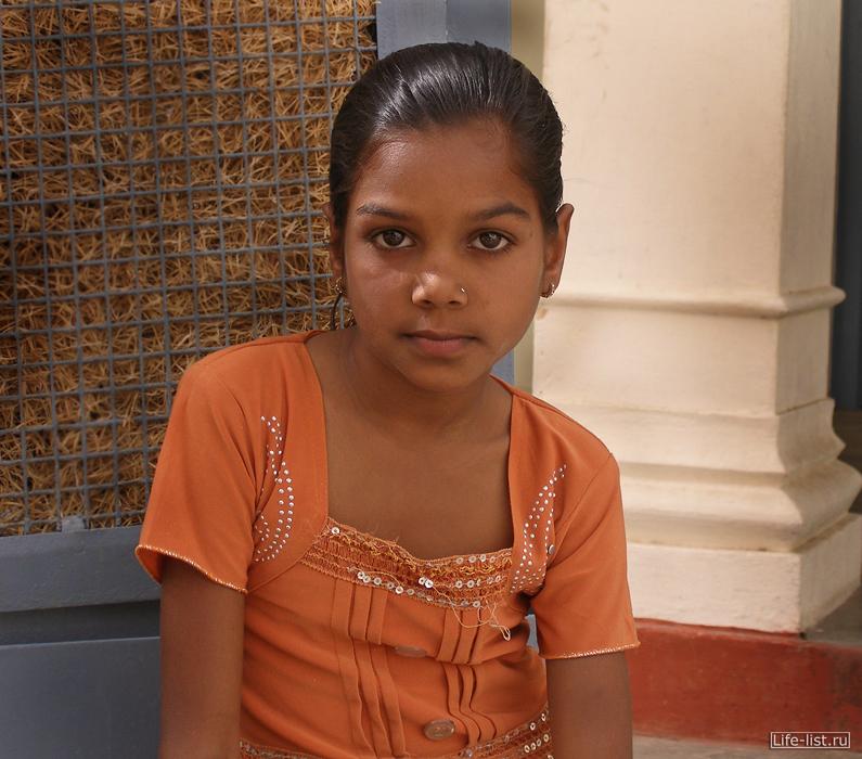 девушка в храме портрет Индия