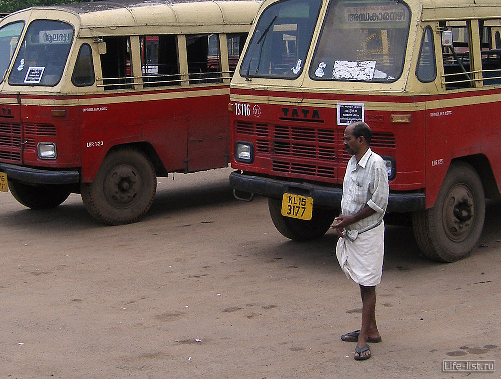 Водитель автобуса в Индии Керала