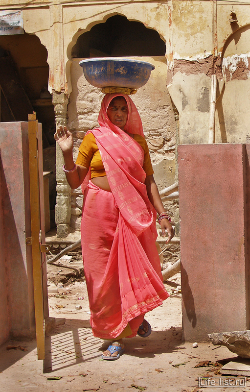 Индийская женщина в храме Джайпур