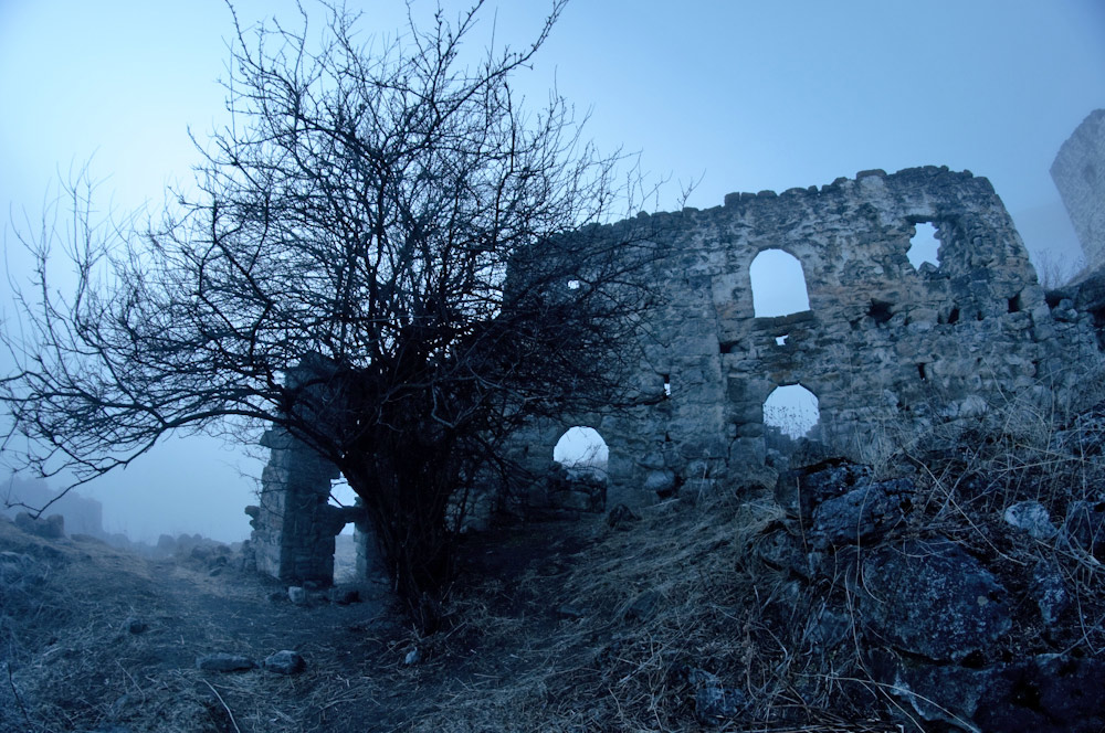 древние постройки ингушей в тумане