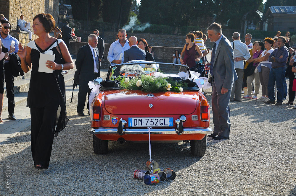 Автомобиль с банками на итальянской свадьбе