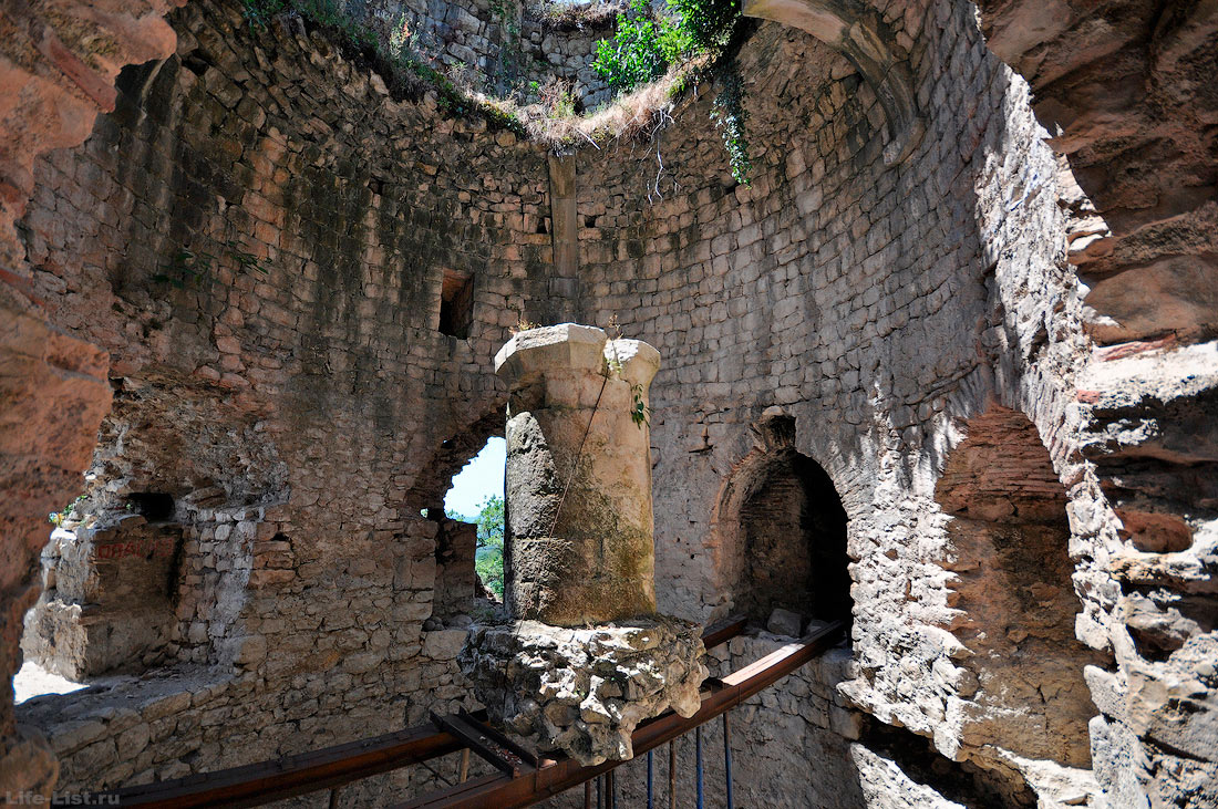 Внутри башня крепостной стены Анакопийская крепость Новый Афон