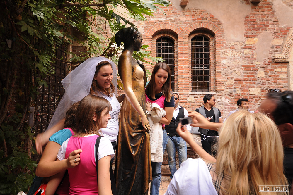 Туристы и дворик Джульетты в Италии