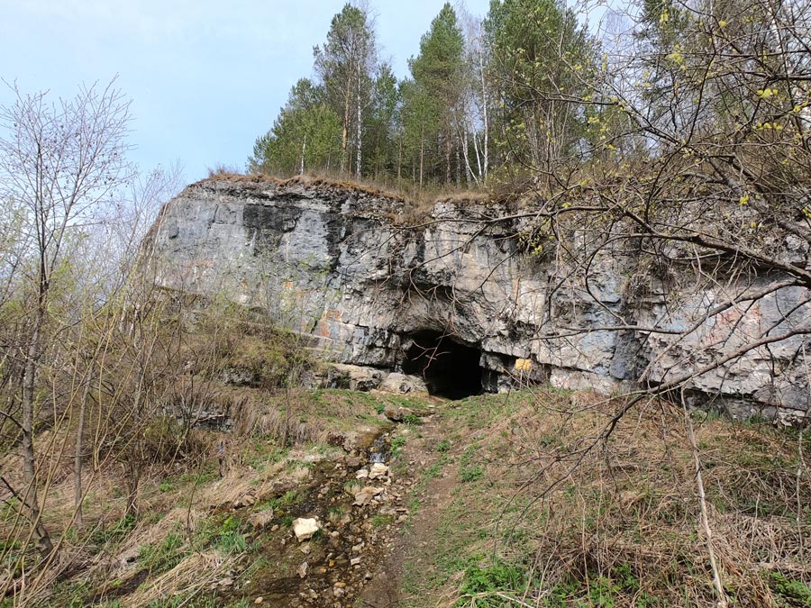камень печка пещера на берегу реки Чусовая