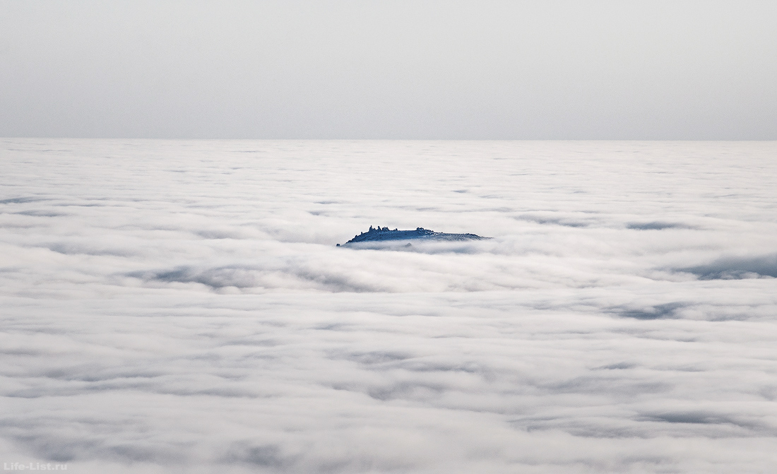 Гора Семичеловечья в тумане Северный Урал