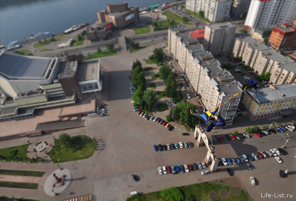 приземление парашютиста на площадь Мира Красноярск фото Виталий Караван