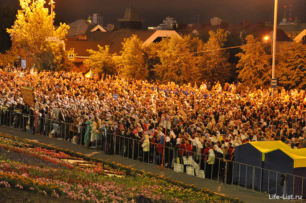 толпа людей на службе у храма на Крови Екатеринбург