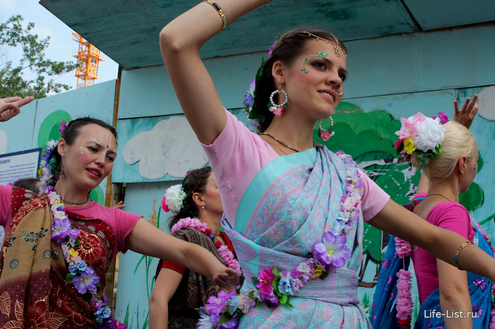 кришнаиты женщины танцуют на улице 