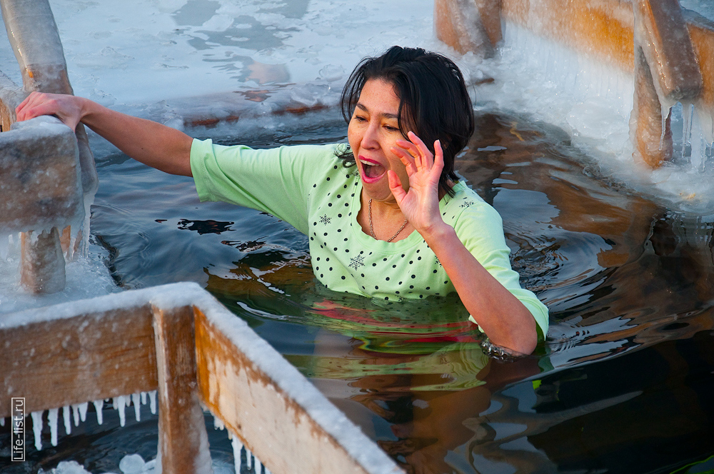 Женщина в проруби купания в Екатеринбурге