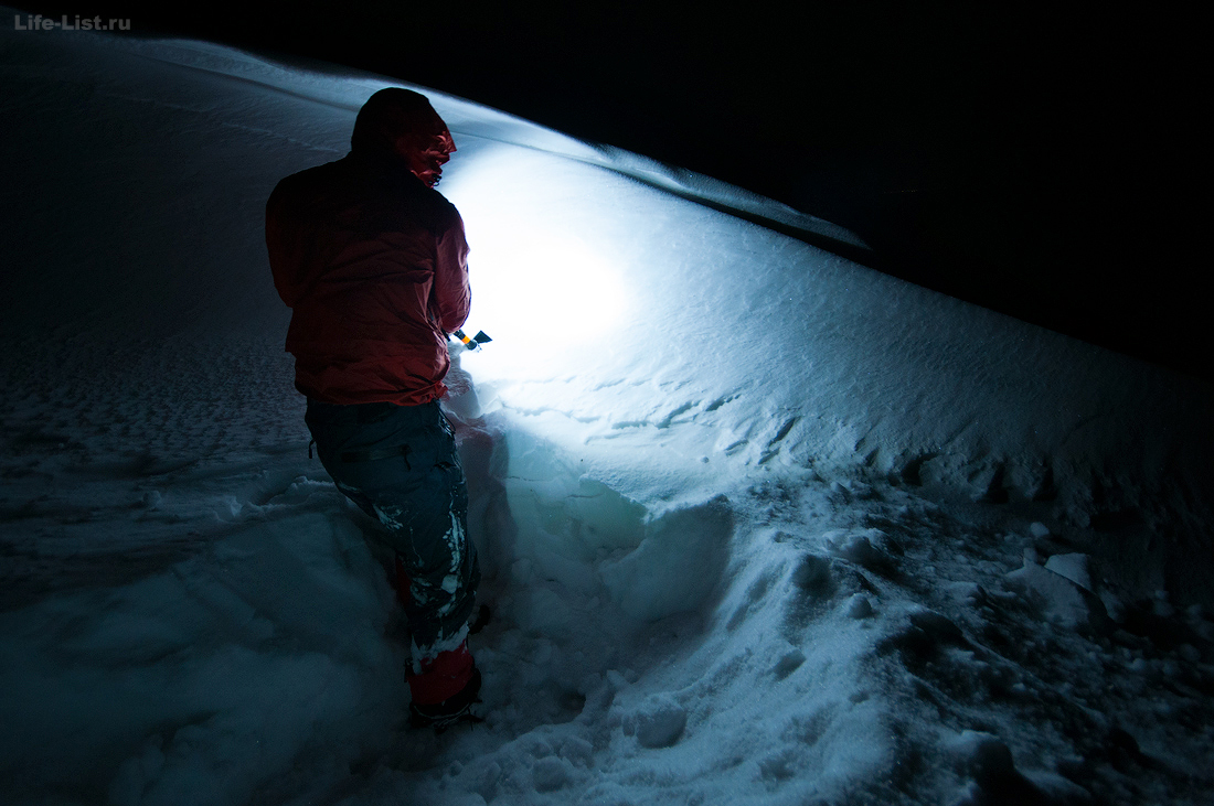 строительство снежной пещеры для ночевки в горах