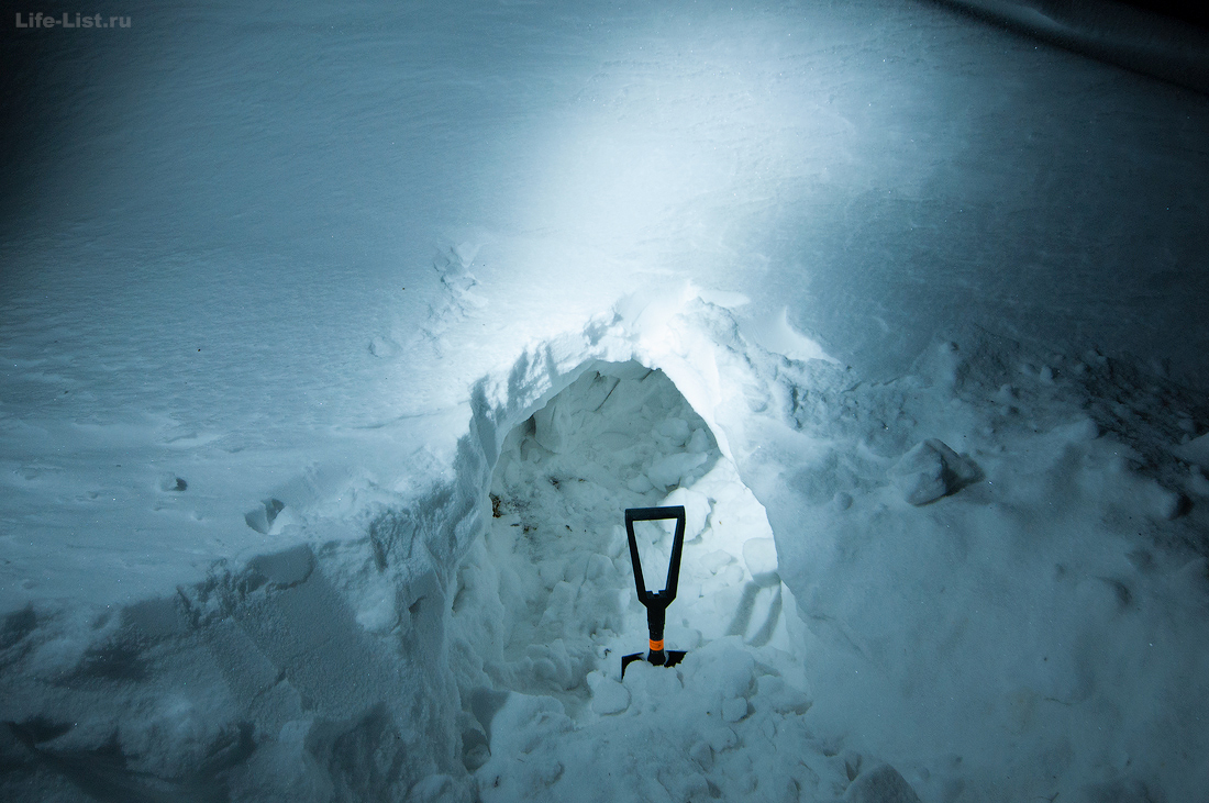 строительство снежной пещеры для ночевки в горах в походе