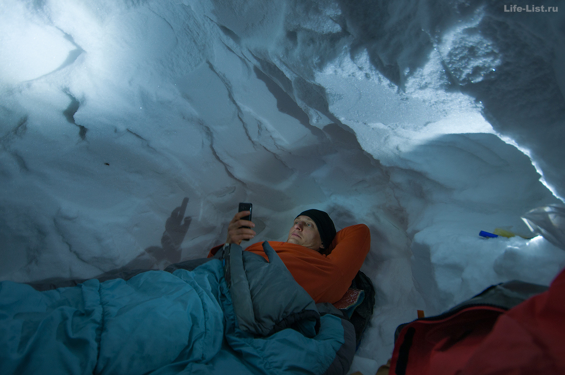 ночевка в снежной пещере в горах в походе