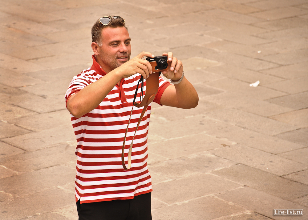 Гондольер фотографирует туристов