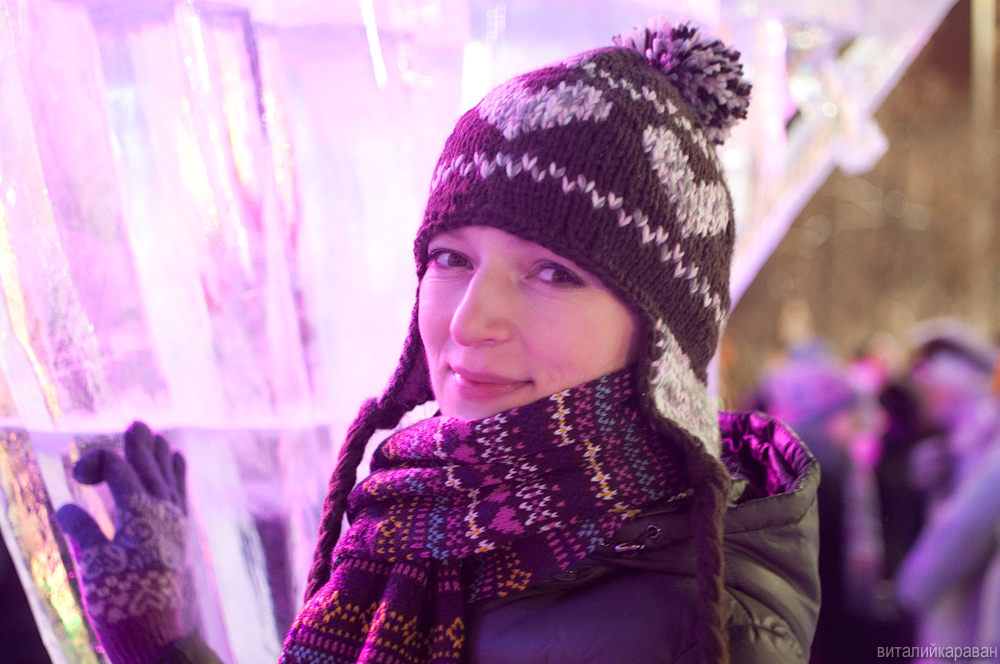 Девушка в центре Екатеринбурга в Новогоднюю ночь
