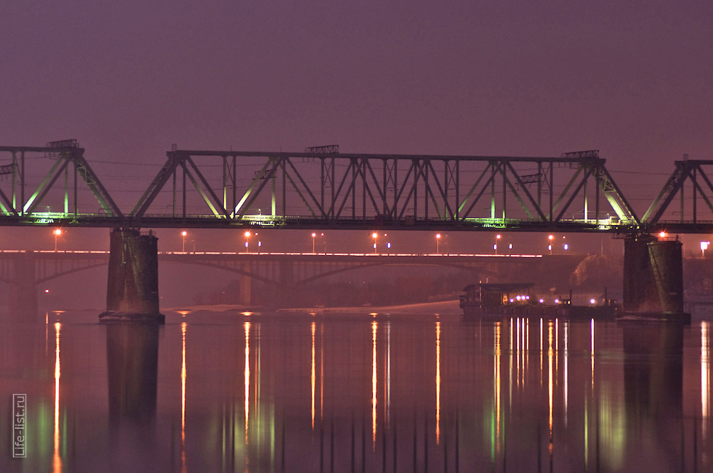 Железнодорожный мост вечером на реке Обь