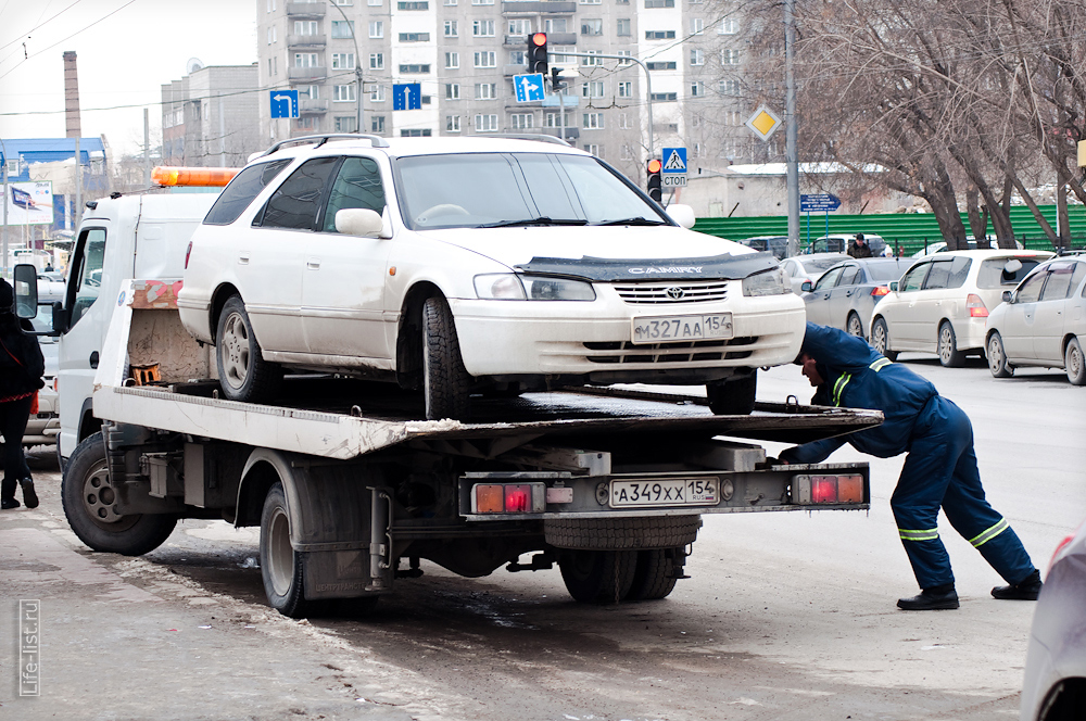 ДПС увозит автомобиль на штрафстоянку фото Новосибирск