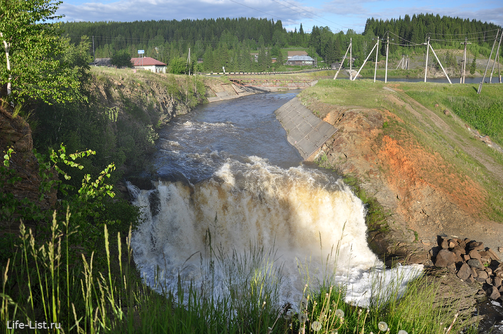 Деревня Висимо-Уткинск водопад на реке Межевая Утка