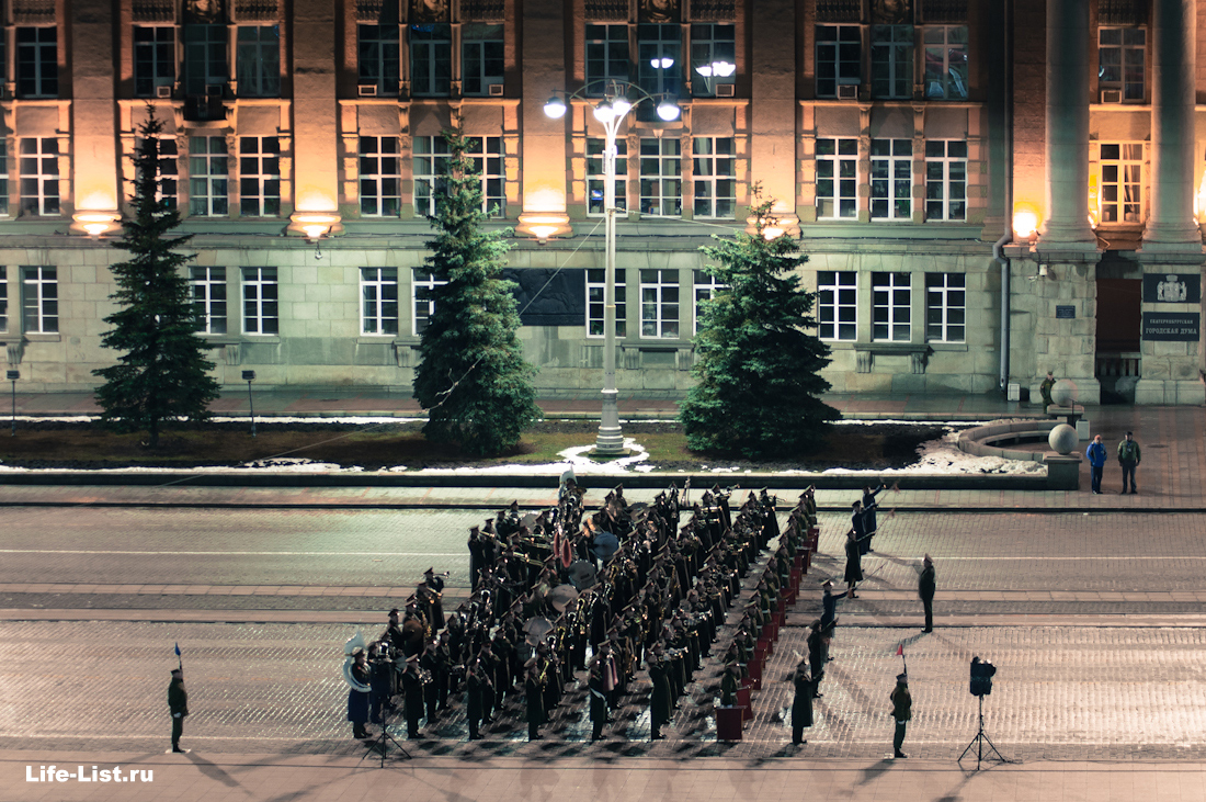 Военный оркестр на ночной репетиции парада