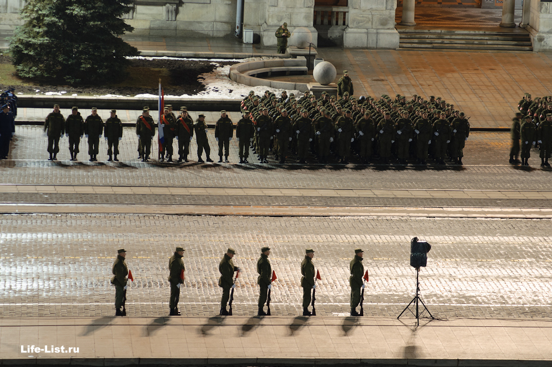 солдаты на репетиции парада ночью Екатеринбург 2014
